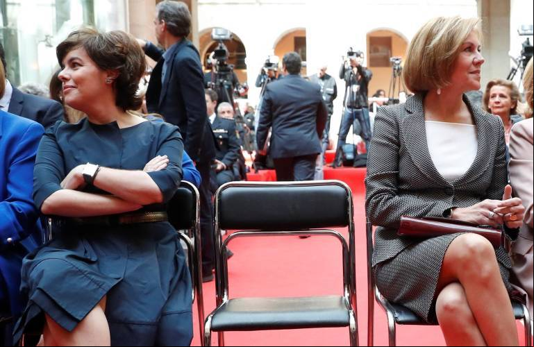 Soraya Sáenz de Santamaría y MªDolores de Cospedal, las candidatas más distanciadas. Foto: EFE
