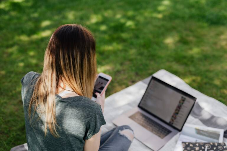 Imagen de archivo de una joven con el móvil. Foto: KAROLINA GRABOWSKA/PEXELS