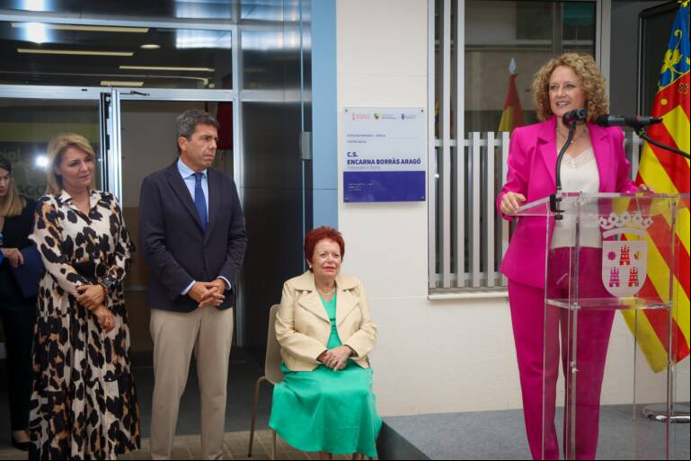 La consellera de Servicios Sociales, Susana Camarero; el president de la Generalitat, Carlos Mazón; la ex trabajadora social, Encarna Borràs y la alcaldesa de Torrent, Amparo Folgado en la inauguración del nuevo Centro Social del municipio. Foto: AYUNTAMIENTO DE TORRENT