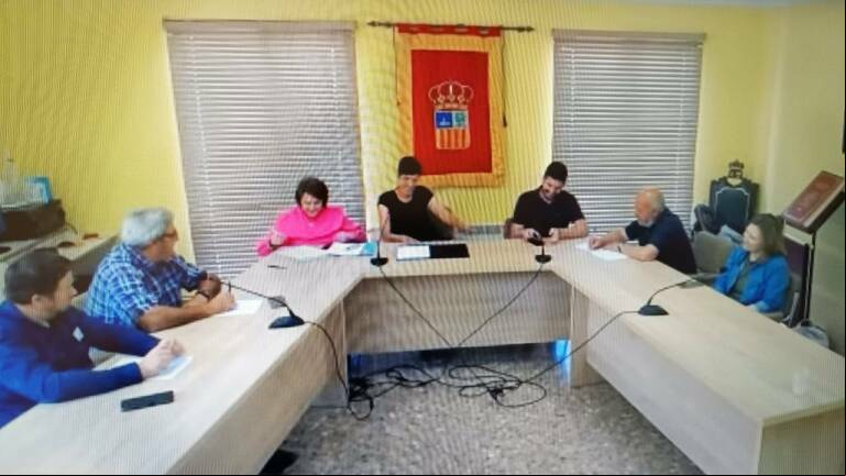 Momento del pleno en el que ya exalcalde alterna su asiento con la alcaldesa en funciones.